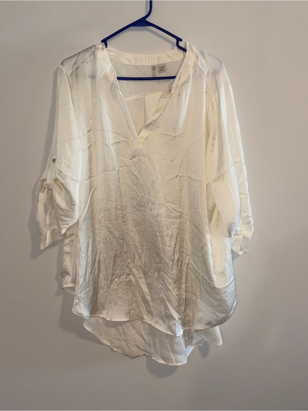 NWT Women’s Cato Ivory V-Neck Lightweight Blouse Size: 22/24